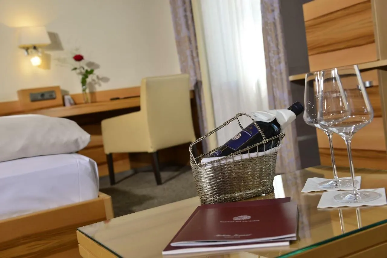 Hotel Torbraeu Munich 4*,